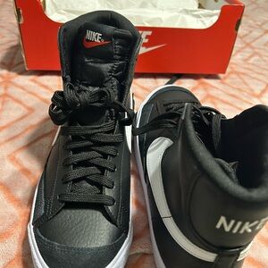 Nike Men's Black and White Athletic Sneakers
